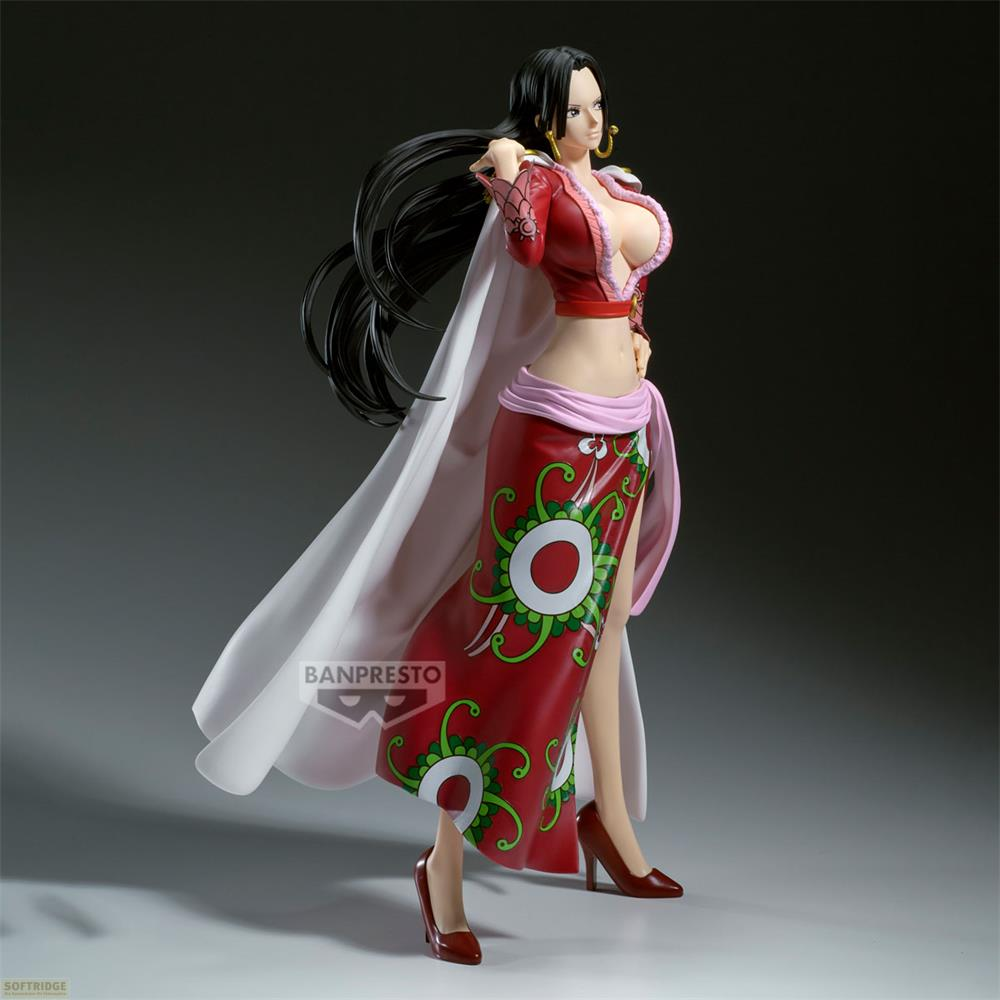 Figura de Boa Hancock con vestido rojo, capa blanca, pelo negro y pendientes grandes.