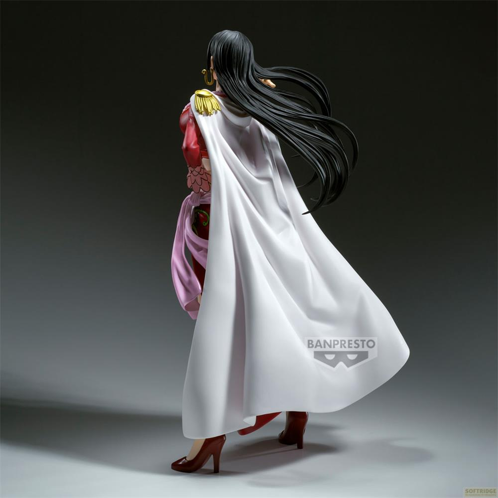 Una figura con pelo negro largo, capa blanca, vestido rojo y tacones altos.
