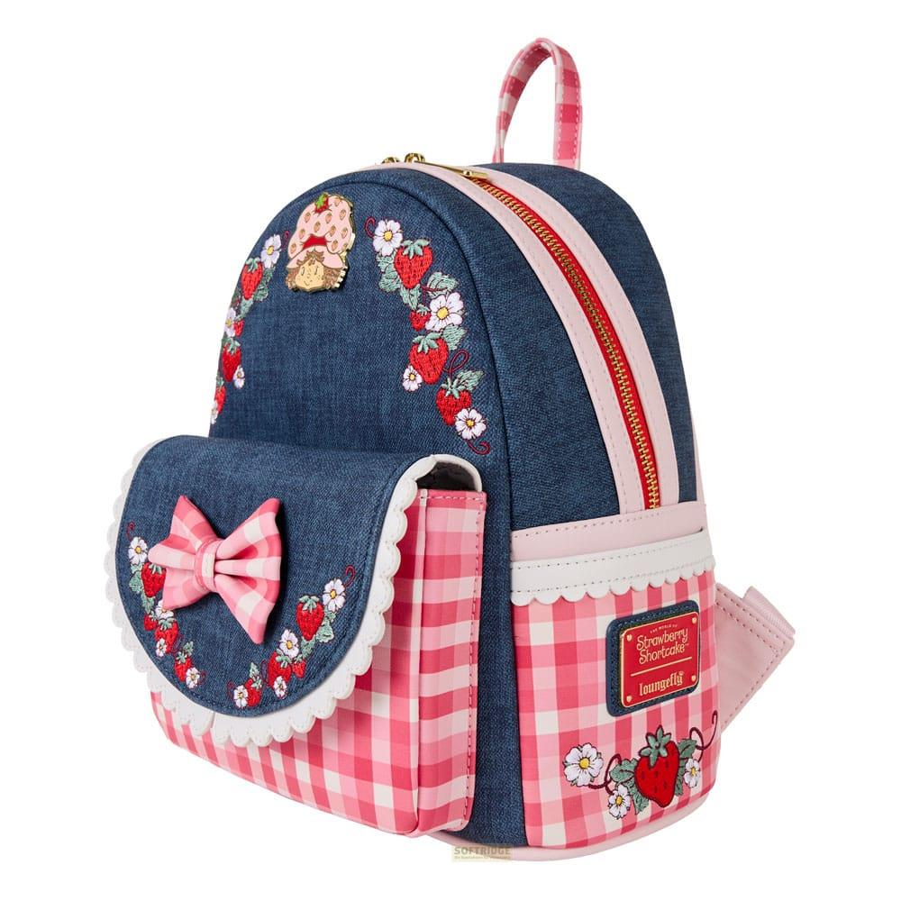 Una mochila de mezclilla azul con bordados de fresas y flores, cuadros rosas y un lazo.