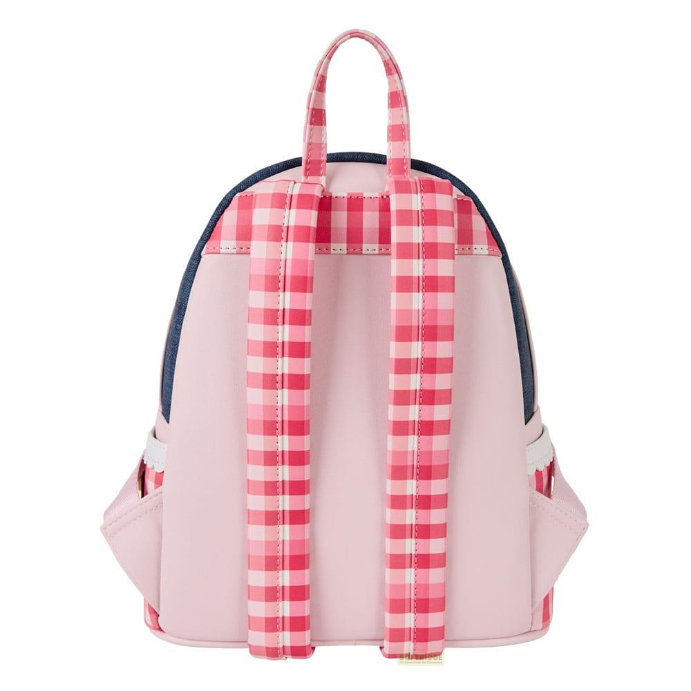 La parte trasera de una mochila rosa claro con correas a cuadros rojos y blancos, sobre un fondo blanco.
