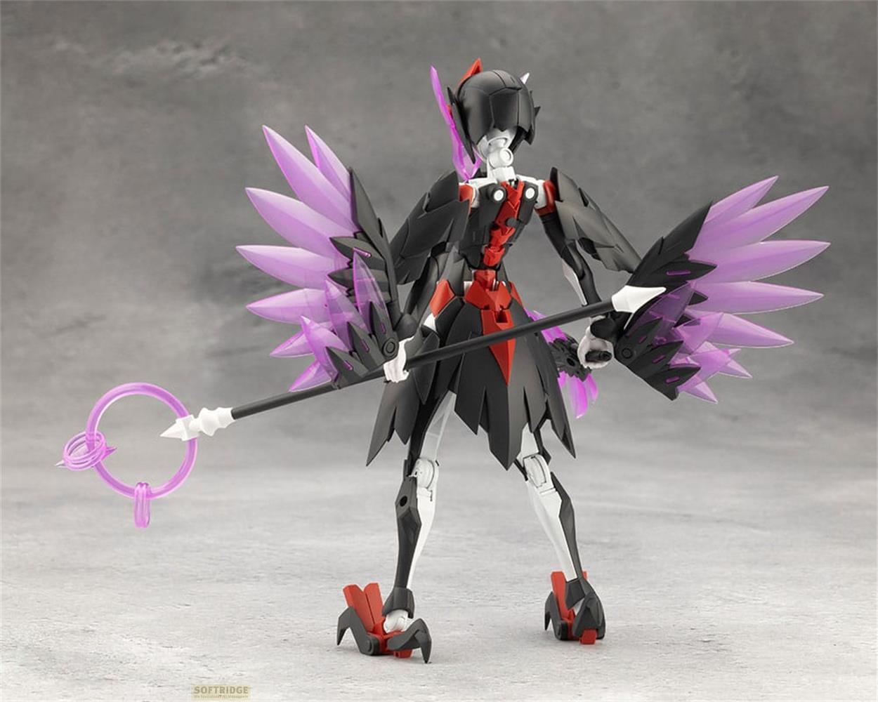 Une figurine noire et rouge avec des ailes violettes tenant un bâton.