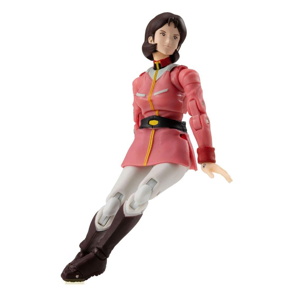 Figura femminile in uniforme rosa con pantaloni bianchi e stivali marroni.