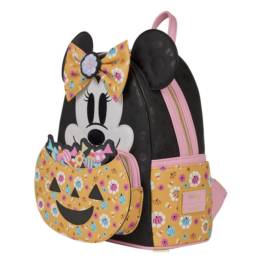 Mochila negra de Minnie Mouse con motivo de calabaza, lazo amarillo y caramelos coloridos en el bolsillo delantero.