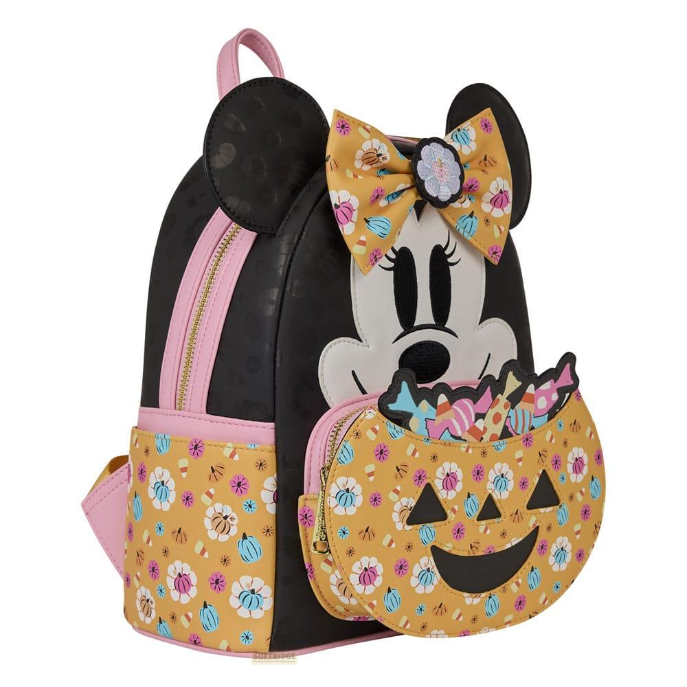 Mochila negra con cara de Minnie Mouse, lazo amarillo y bolsillo de calabaza lleno de dulces.