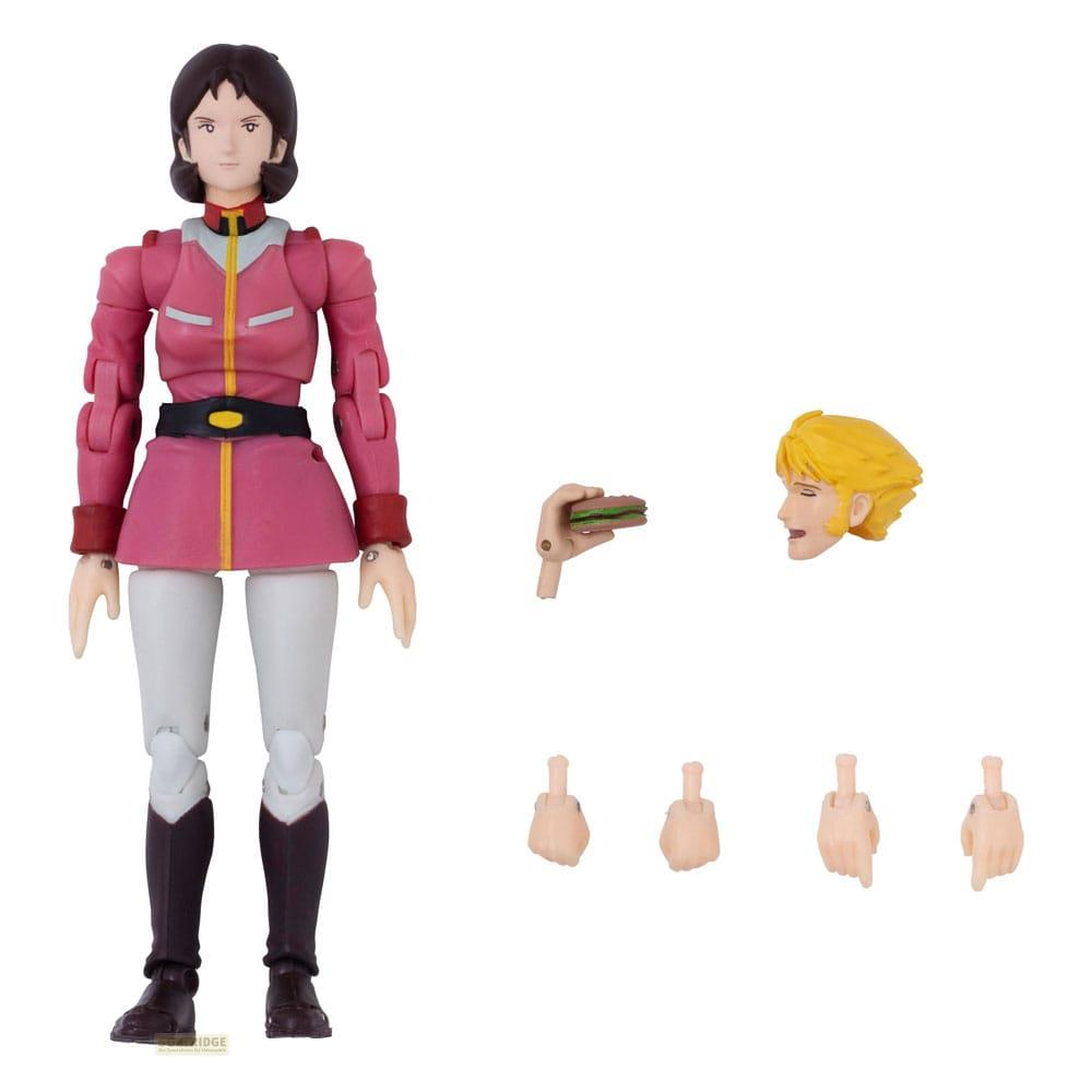 Figura in uniforme rosa, pantaloni bianchi, stivali marroni, con panino e accessori.