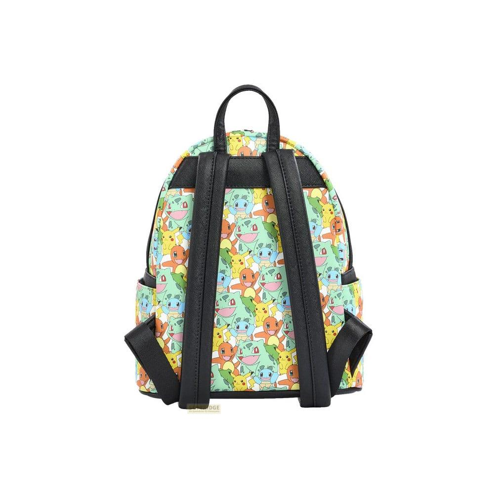 Mochila con estampado de Pokémon: Charmander, Bulbasaur y Pikachu sobre fondo claro.