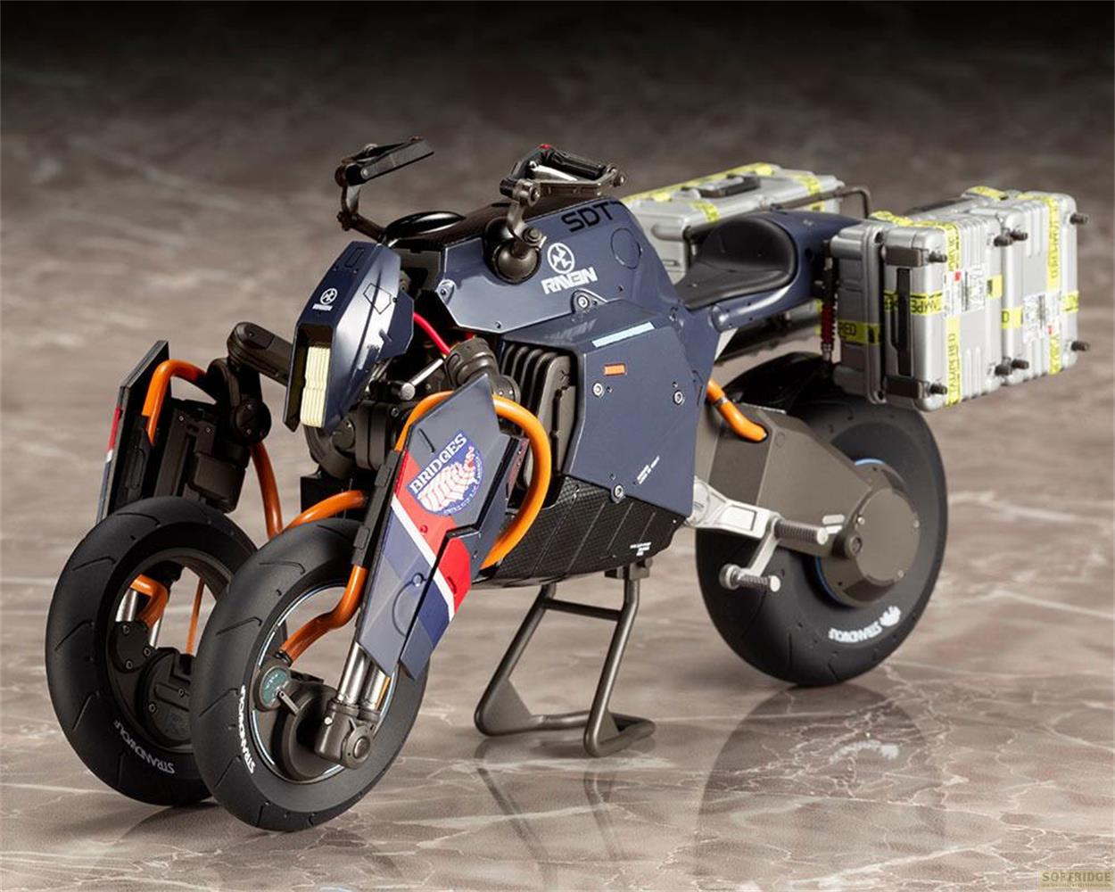 Une moto futuriste bleue à trois roues garée sur un sol en marbre.