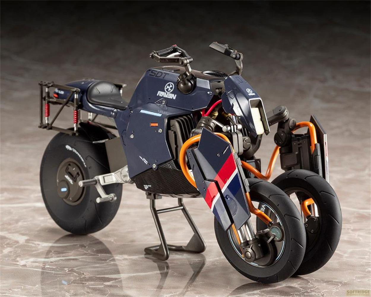 Une moto futuriste bleue foncée à trois roues avec des accents orange.