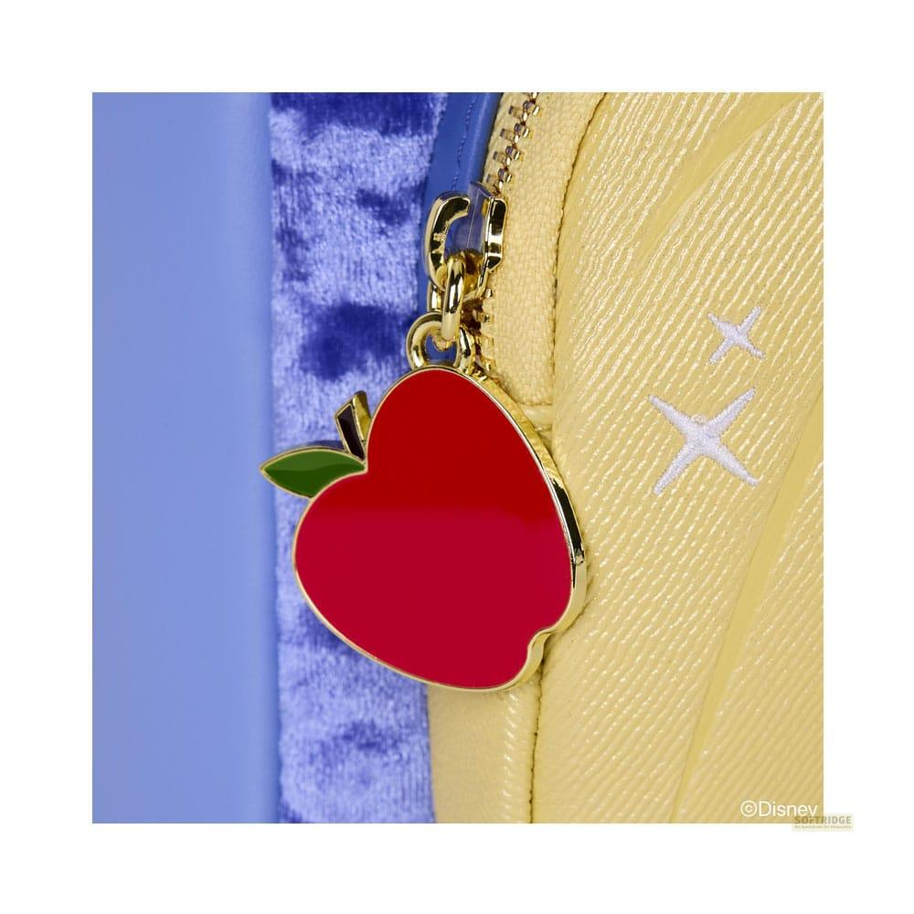 Colgante de manzana roja con cremallera dorada en una bolsa amarilla.