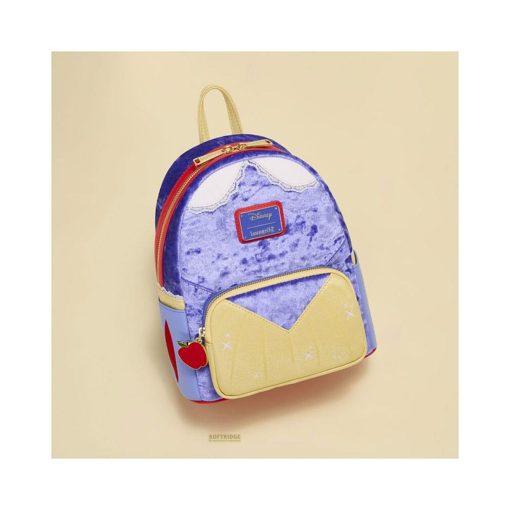 Una mochila morada con bolsillo amarillo, dije de manzana roja y logo de Disney.