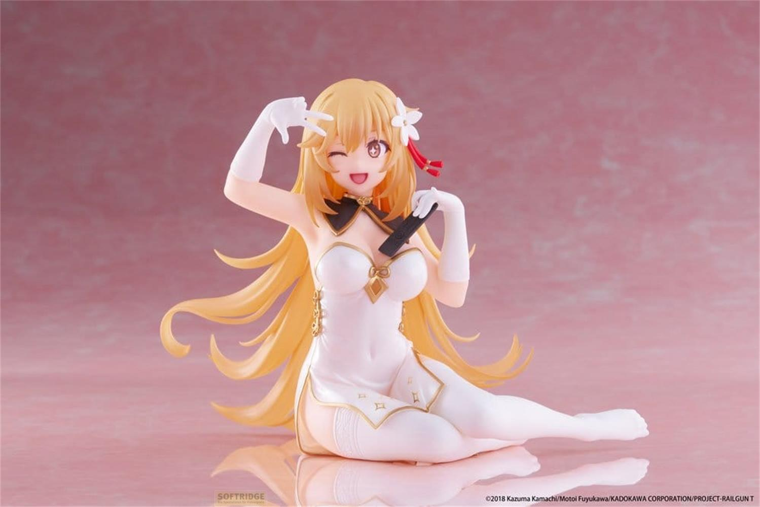 Eine Anime-Figur mit blonden Haaren und weißem Outfit sitzt und winkt.