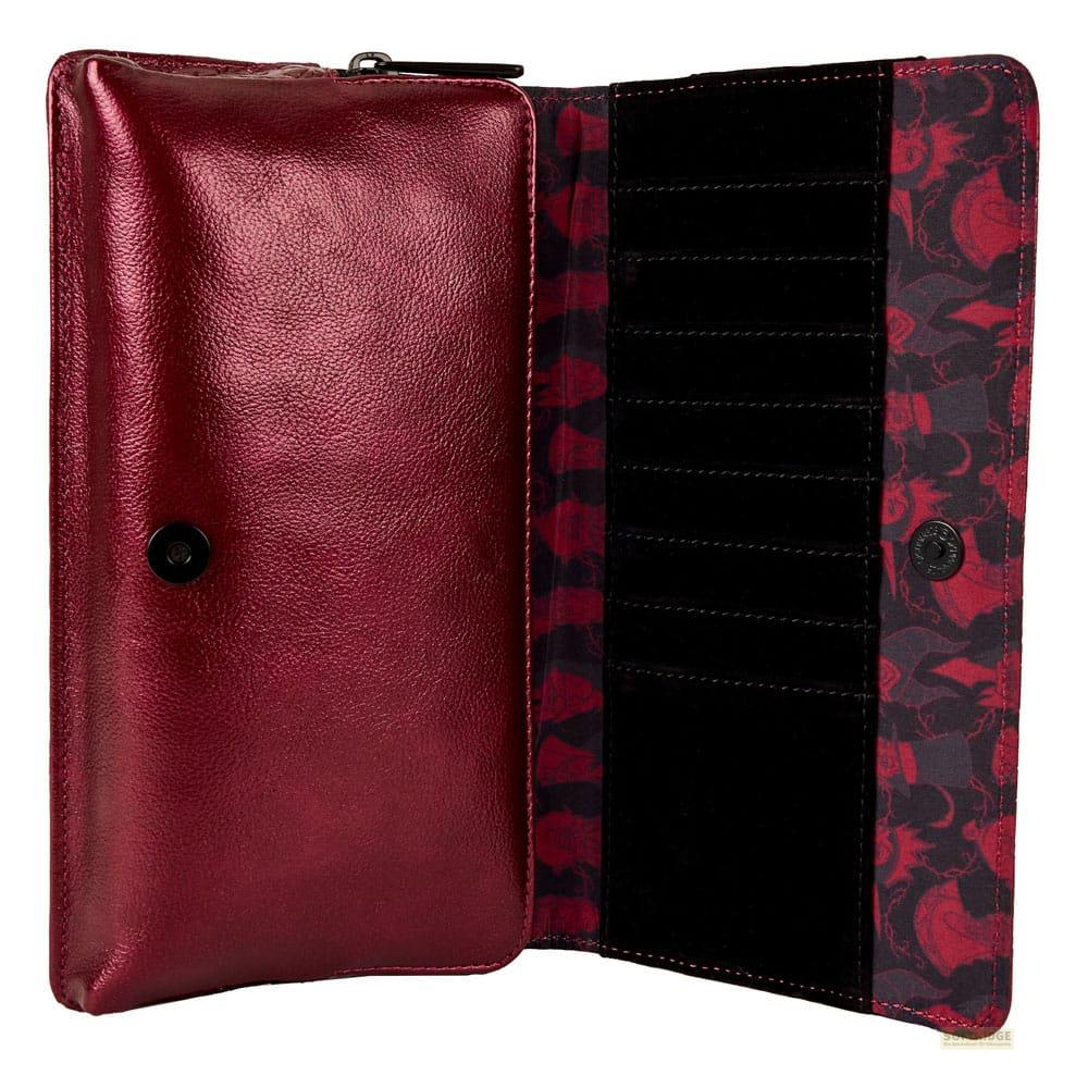 Cartera roja oscura abierta con múltiples ranuras para tarjetas y forro estampado.