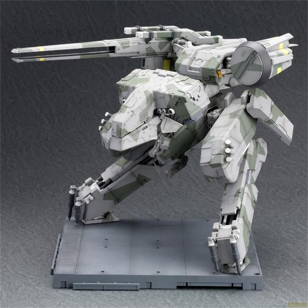 Un robot camouflé avec un canon sur un présentoir gris.
