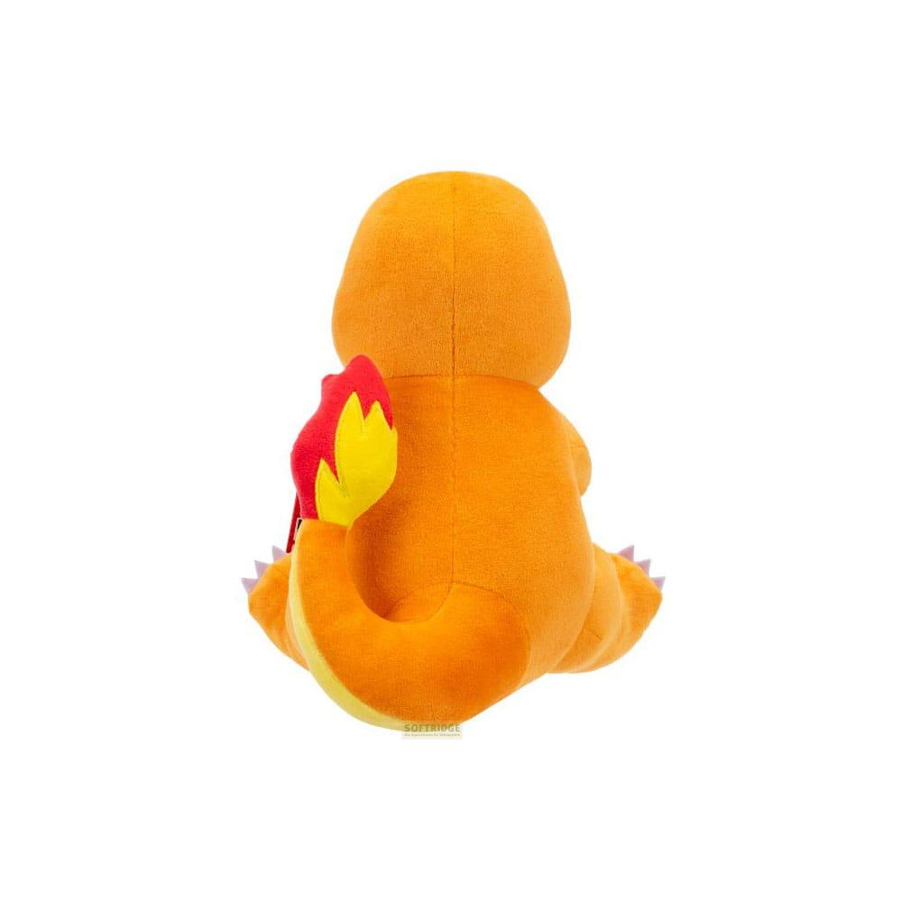 Un Salamèche en peluche orange est assis dos à la caméra, queue avec flamme visible.