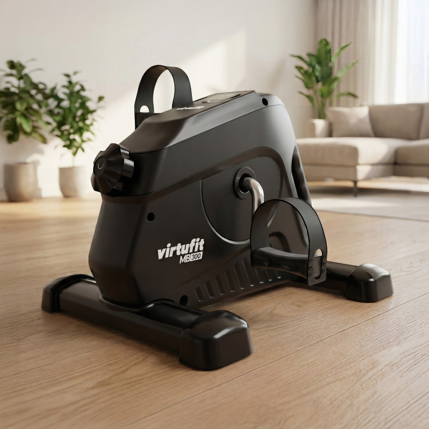 Ein schwarzer Mini-Heimtrainer steht auf einem Holzboden, mit Pflanzen und Sofa im Hintergrund.