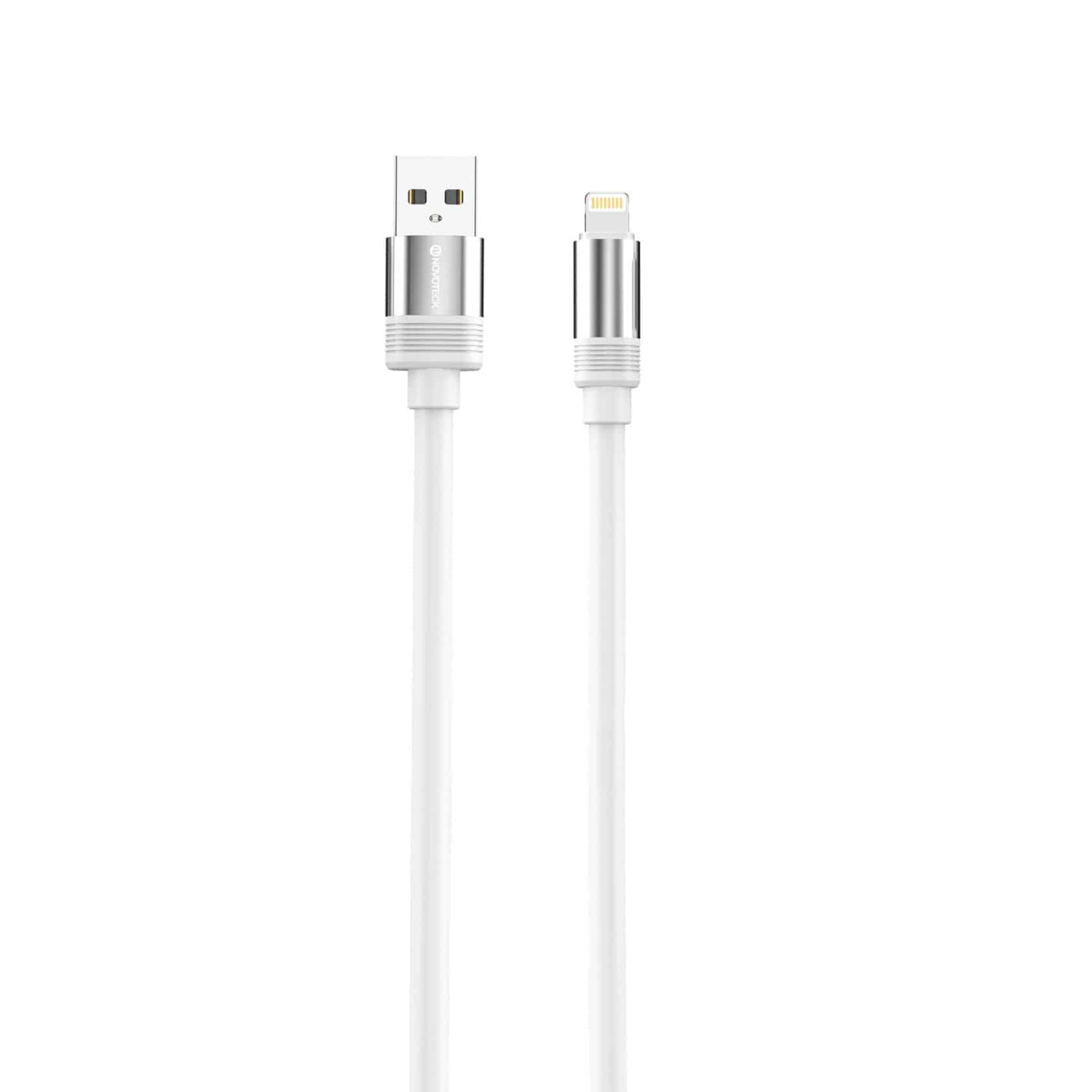 Un cavo di ricarica bianco con connettori USB-A e Lightning, su sfondo bianco.