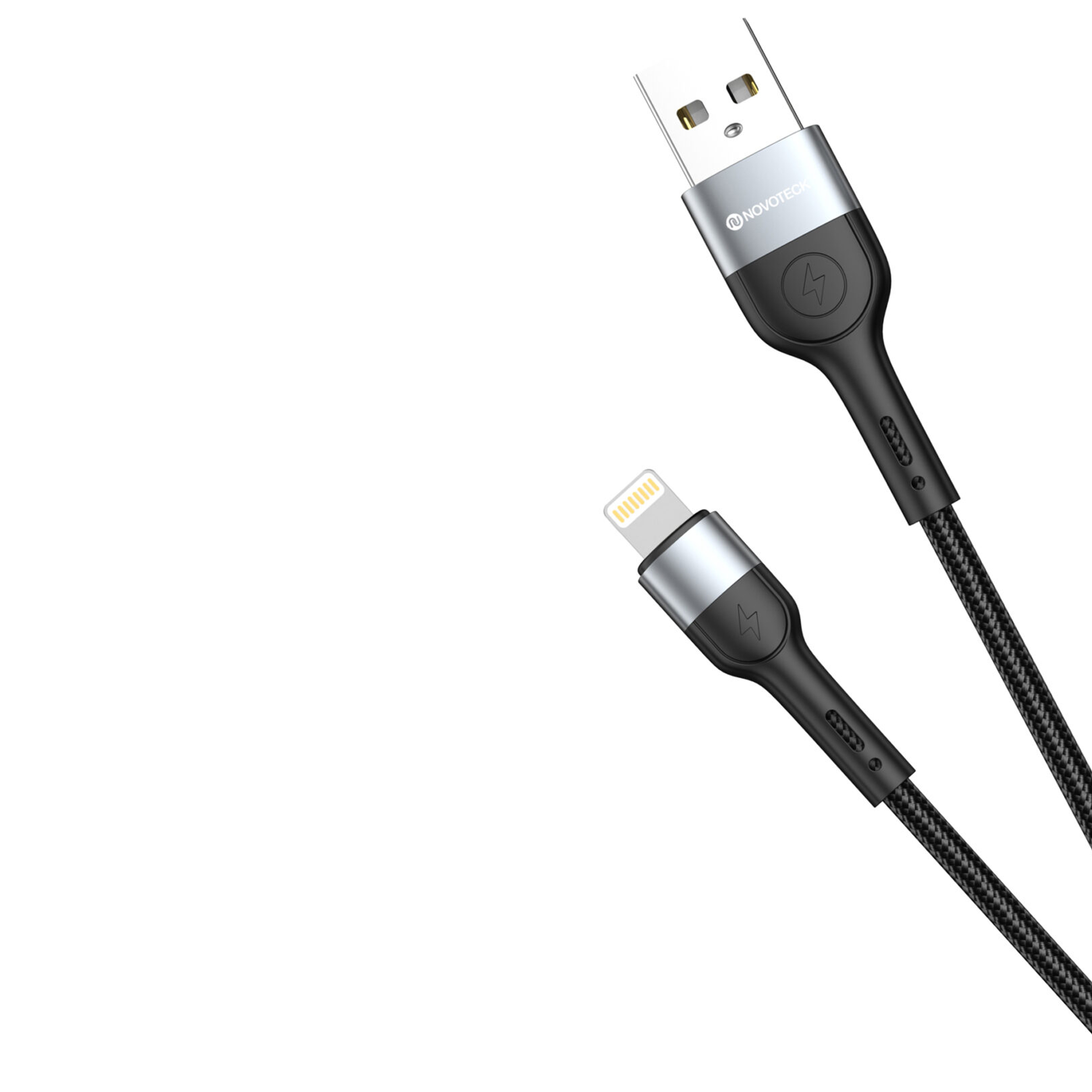 Un cavo di ricarica nero con connettore USB-A e Lightning su sfondo bianco.