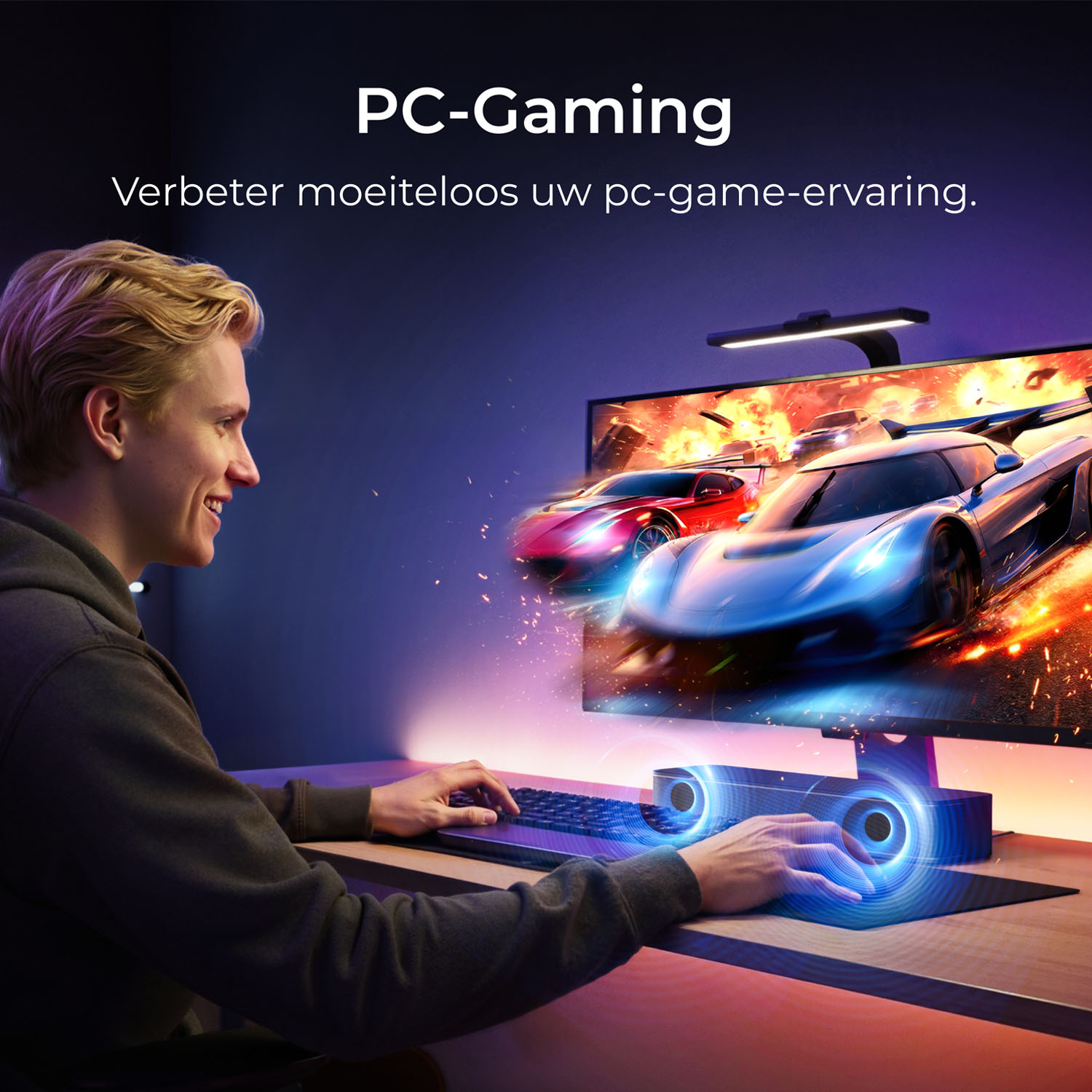 Een man speelt een racegame op de pc, met raceauto's op het scherm.
