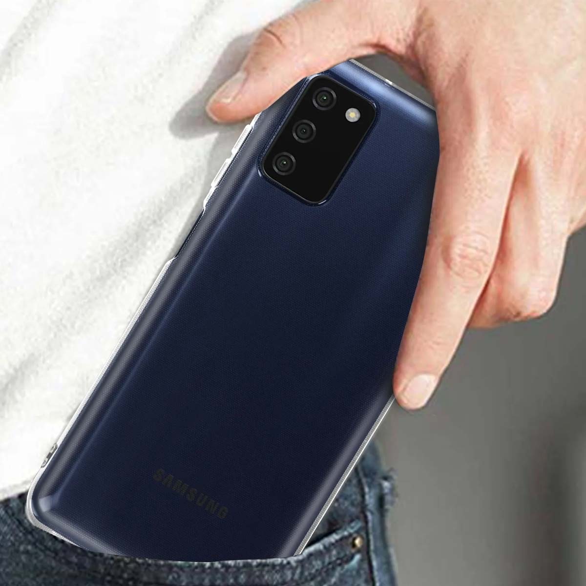 Una mano tiene un telefono Samsung blu scuro in una tasca di jeans.