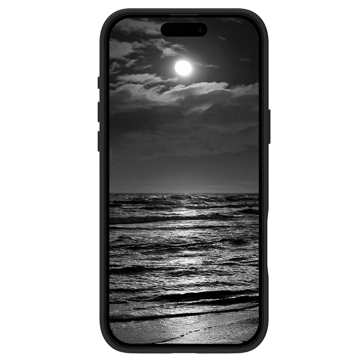 Clair de lune sur l'océan avec des vagues et des nuages dans le ciel nocturne.