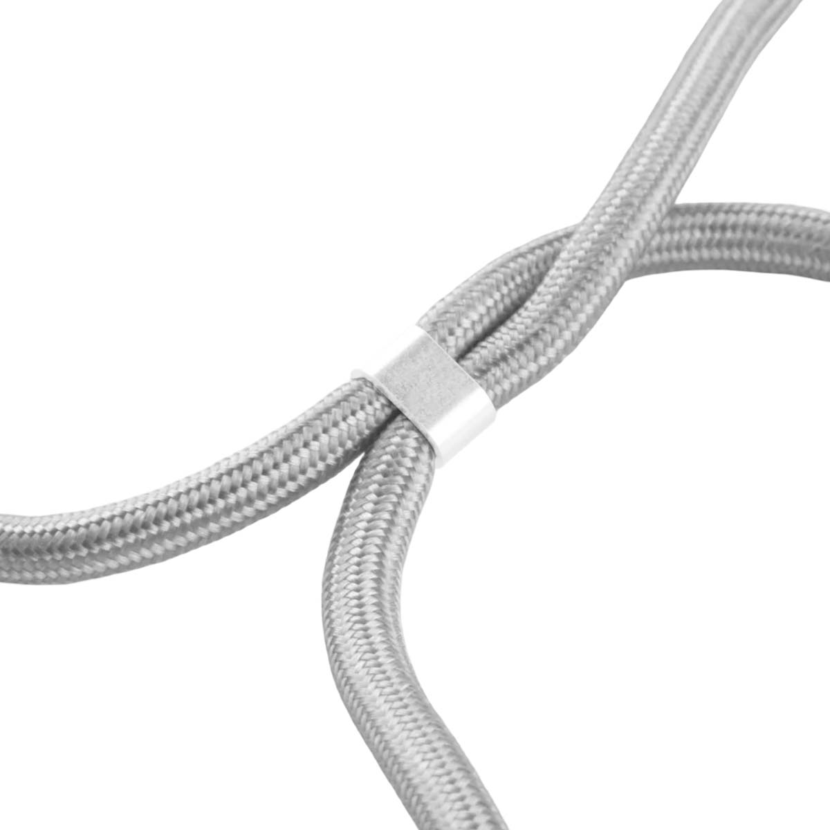 Dos cables plateados trenzados se cruzan, unidos por un clip plateado.