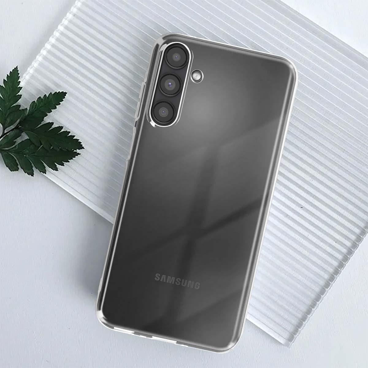 Una custodia trasparente per telefono con tre fotocamere e logo Samsung.