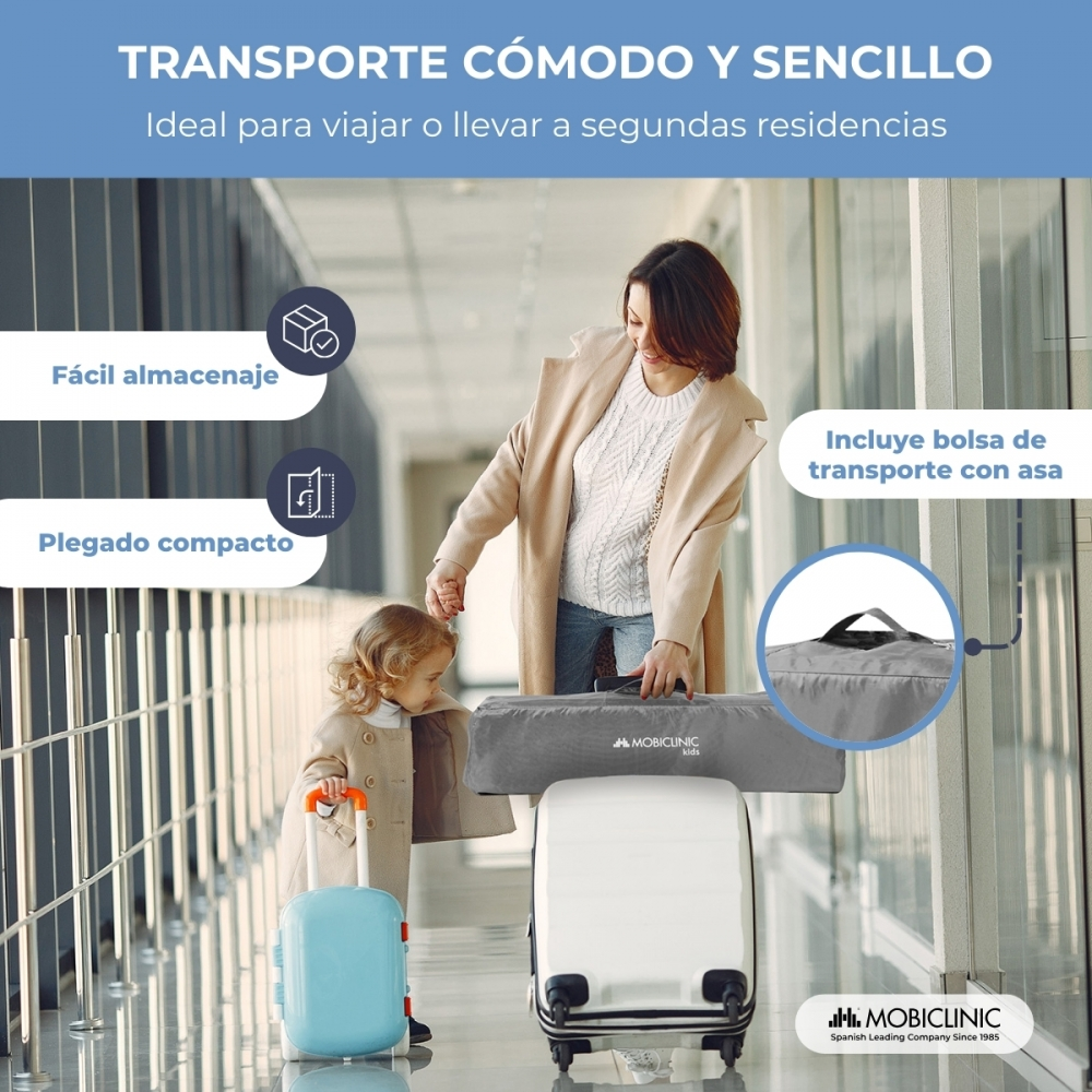 Mujer y niño viajan con equipaje y una bolsa de transporte gris.