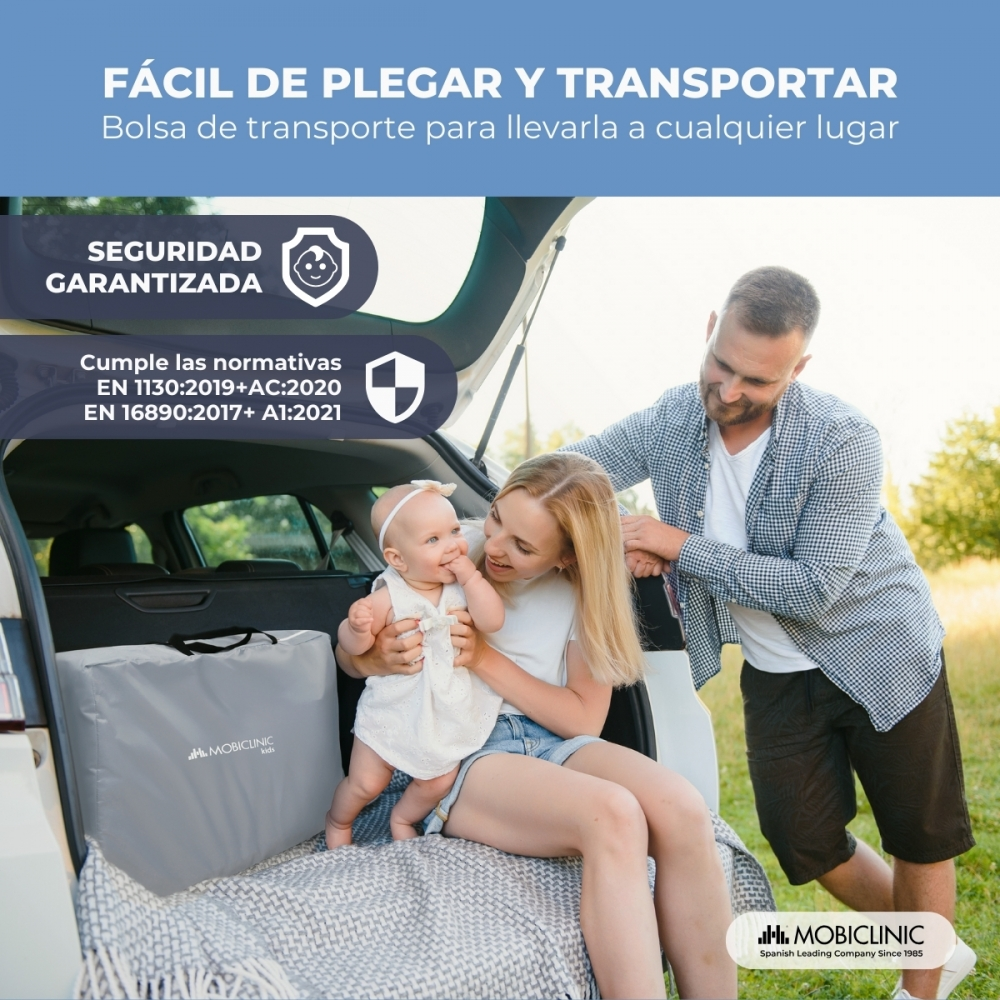 Familia con bebé en maletero, fácil de plegar y transportar.