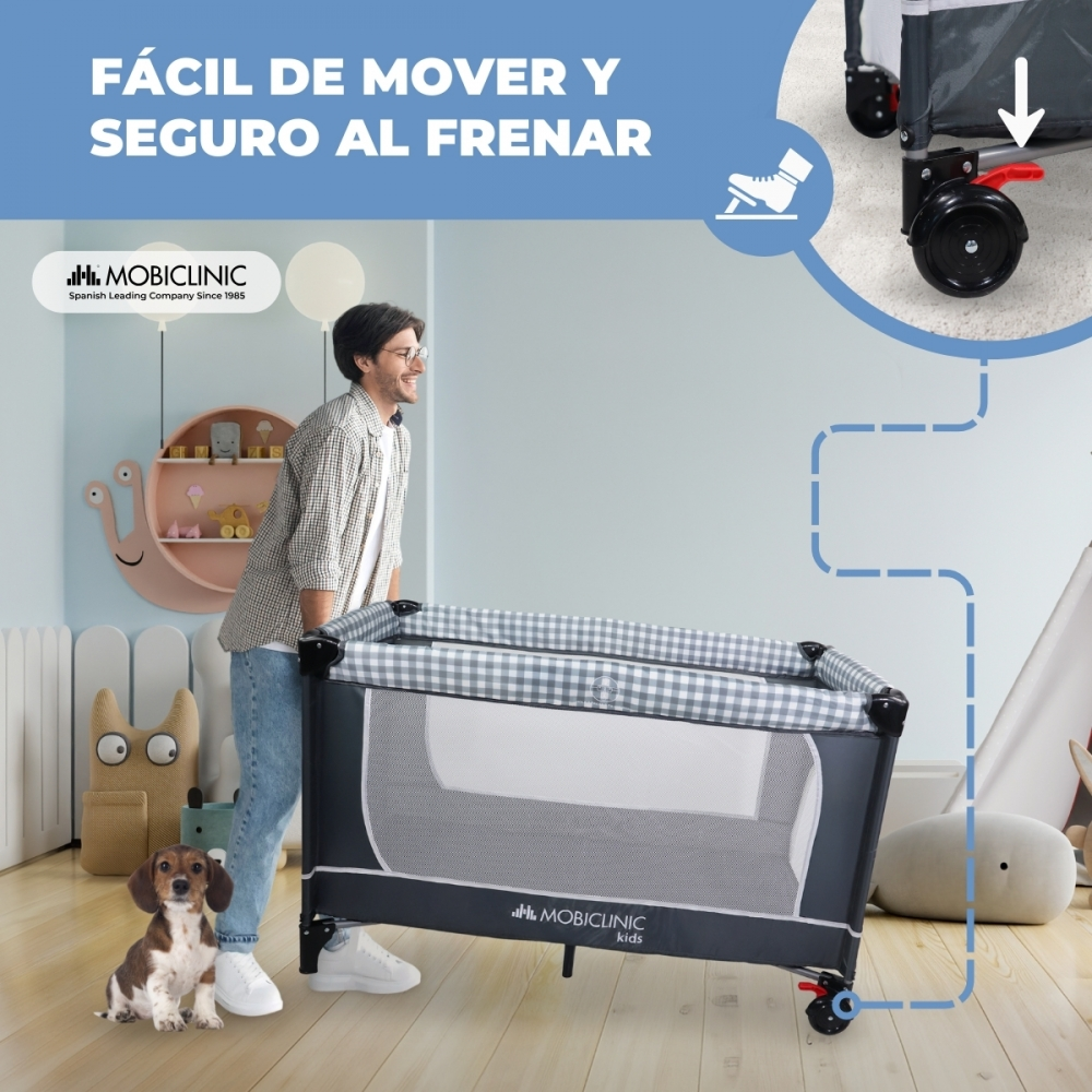 Hombre empuja cuna con perro delante. Frenos son visibles.