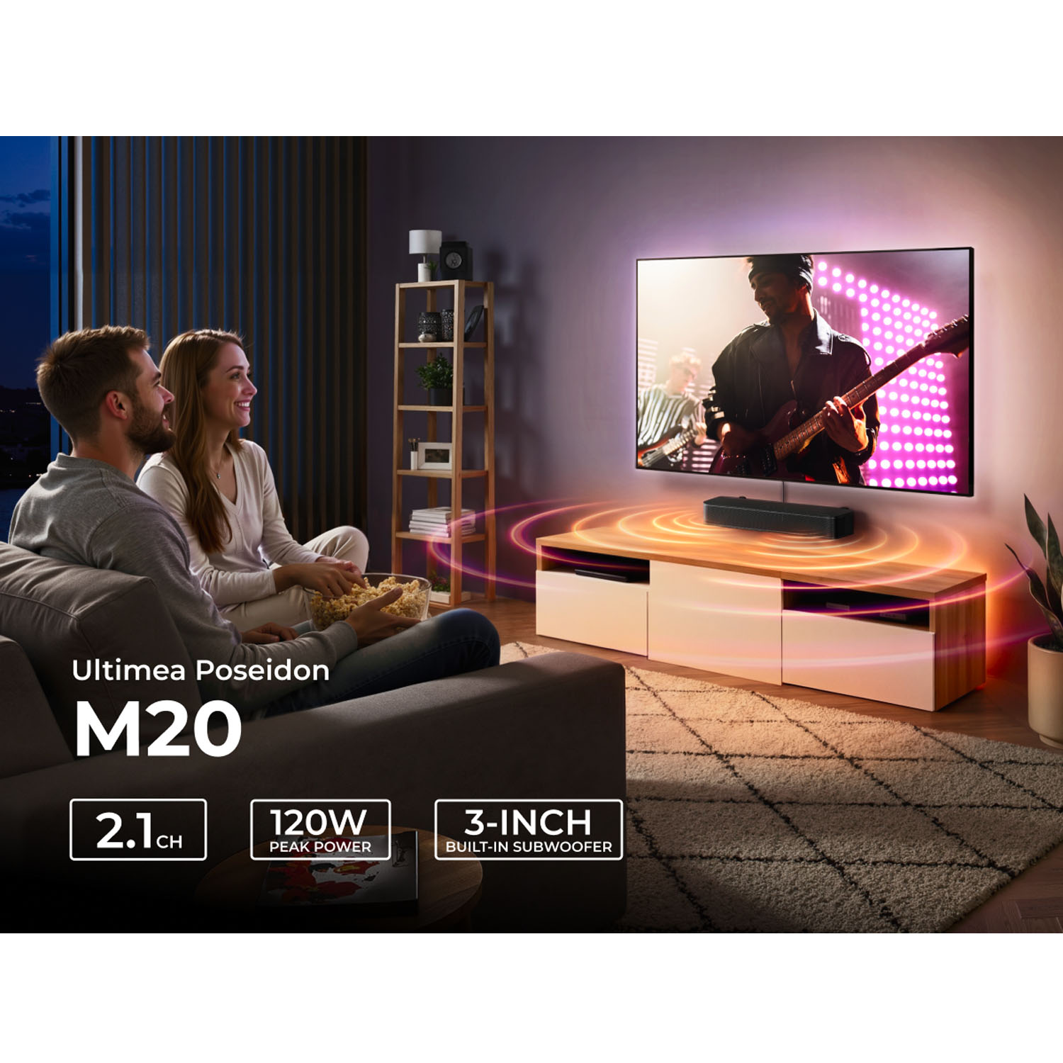 Couple regarde film sur canapé avec popcorn, TV montre groupe, barre Ultimea M20.