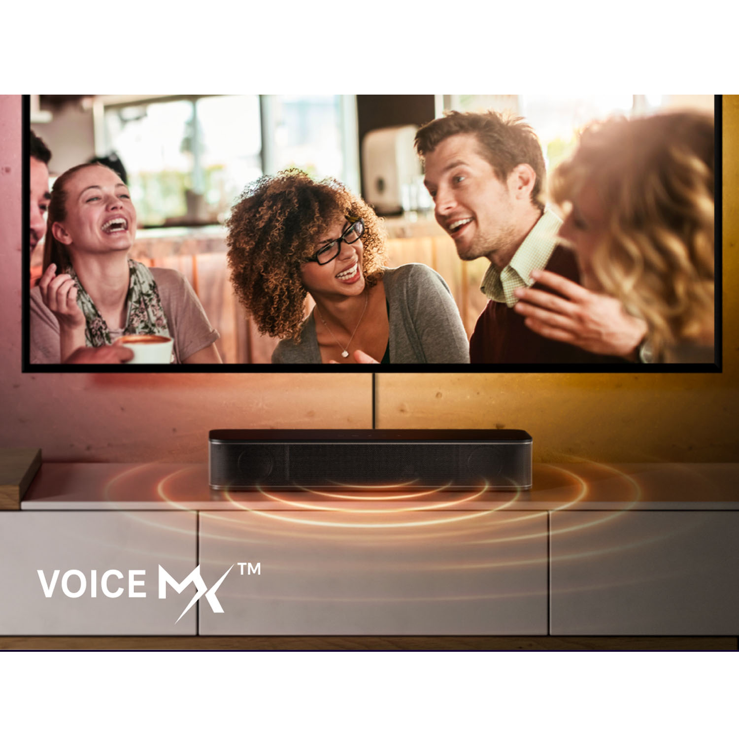 Des amis rient devant une TV ; une barre de son en dessous.