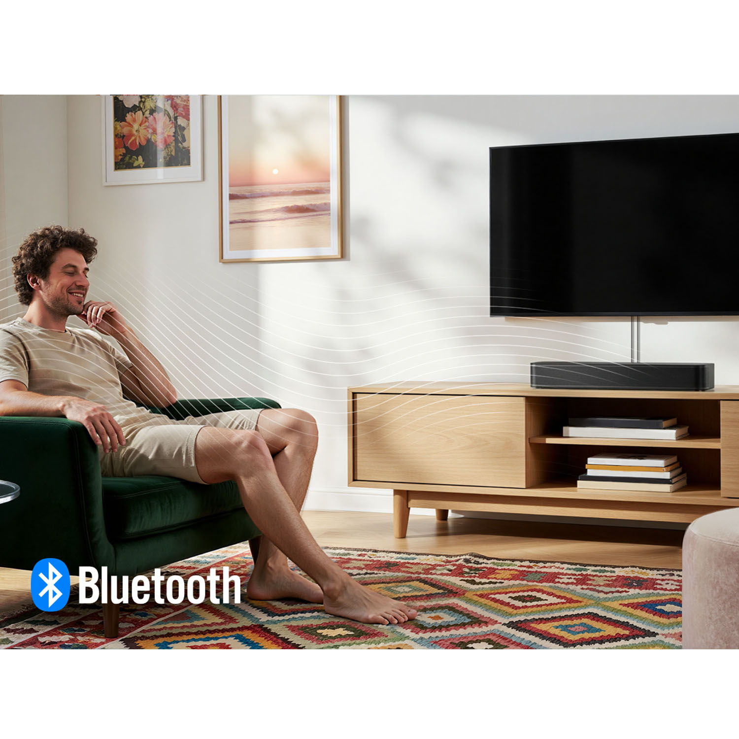 Homme se détendant sur un fauteuil vert, logo Bluetooth, TV et barre de son salon.