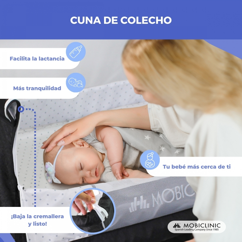 Una mujer acaricia a un bebé durmiente en una cuna colecho. El texto dice CUNA DE COLECHO.
