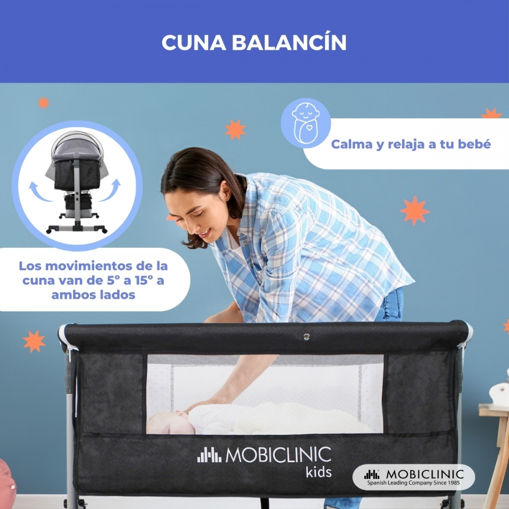 Mujer se inclina sobre bebé en cuna, mostrando balanceo lateral.