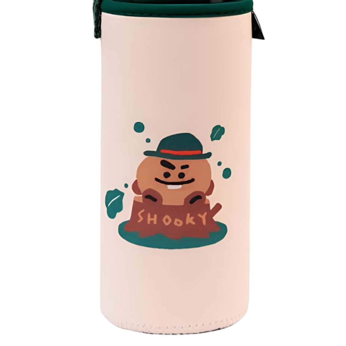 Una tazza con il personaggio Shooky che indossa un cappello, seduto su un ceppo d'albero.