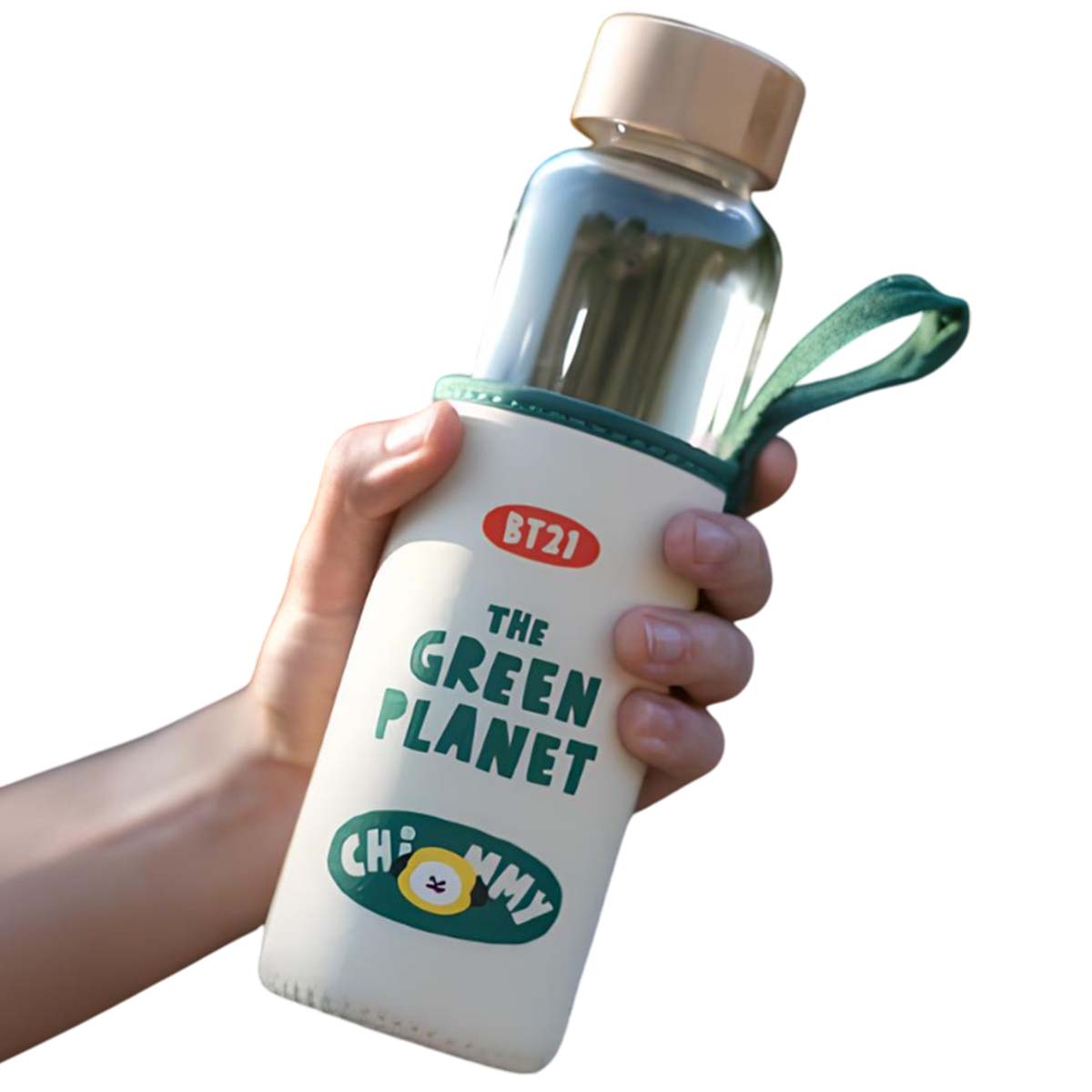 Una mano tiene una bottiglia di vetro con la scritta "The Green Planet".