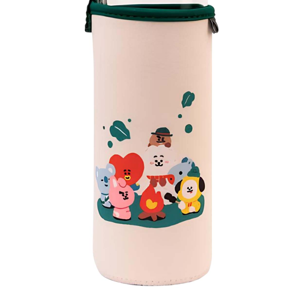 Una tazza beige chiaro con personaggi BT21 seduti attorno a un falò.