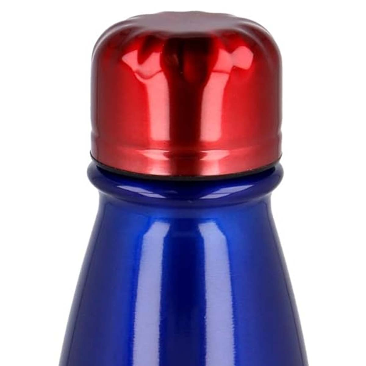 La parte superiore di una bottiglia blu con tappo rosso.