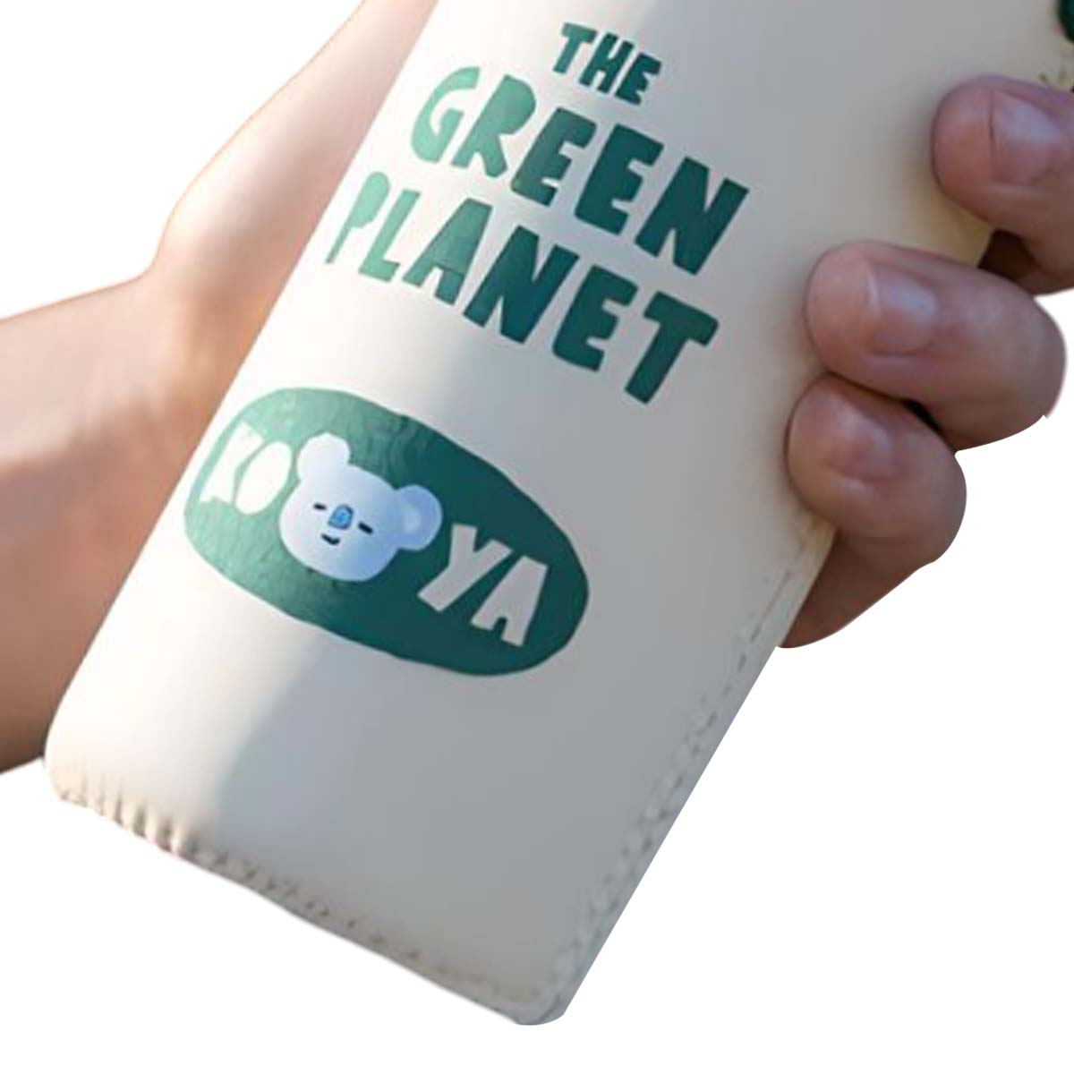 Una mano tiene una custodia color crema con testo verde: "THE GREEN PLANET" e un logo koala.