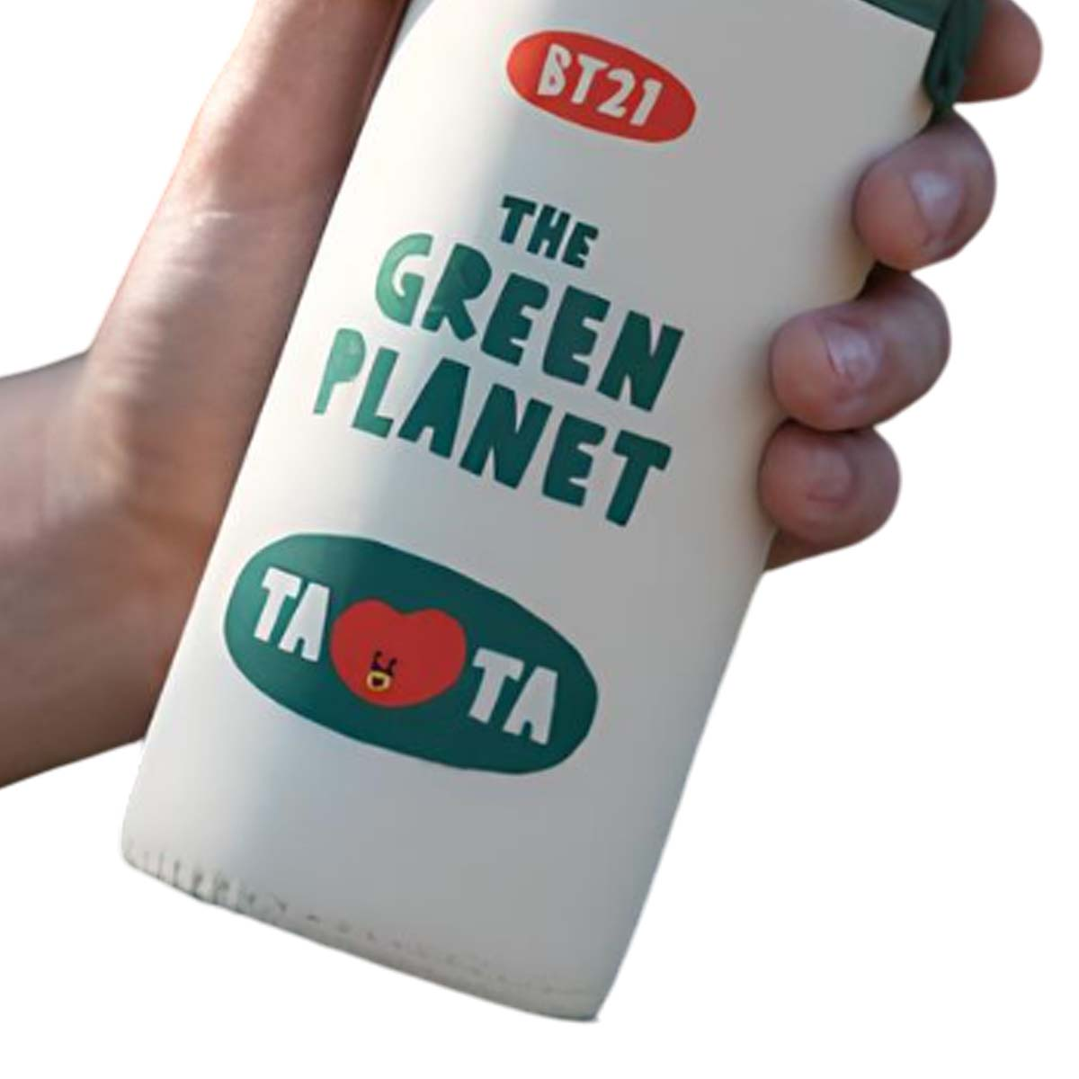Una mano tiene una bottiglia bianca con "BT21" e "THE GREEN PLANET".