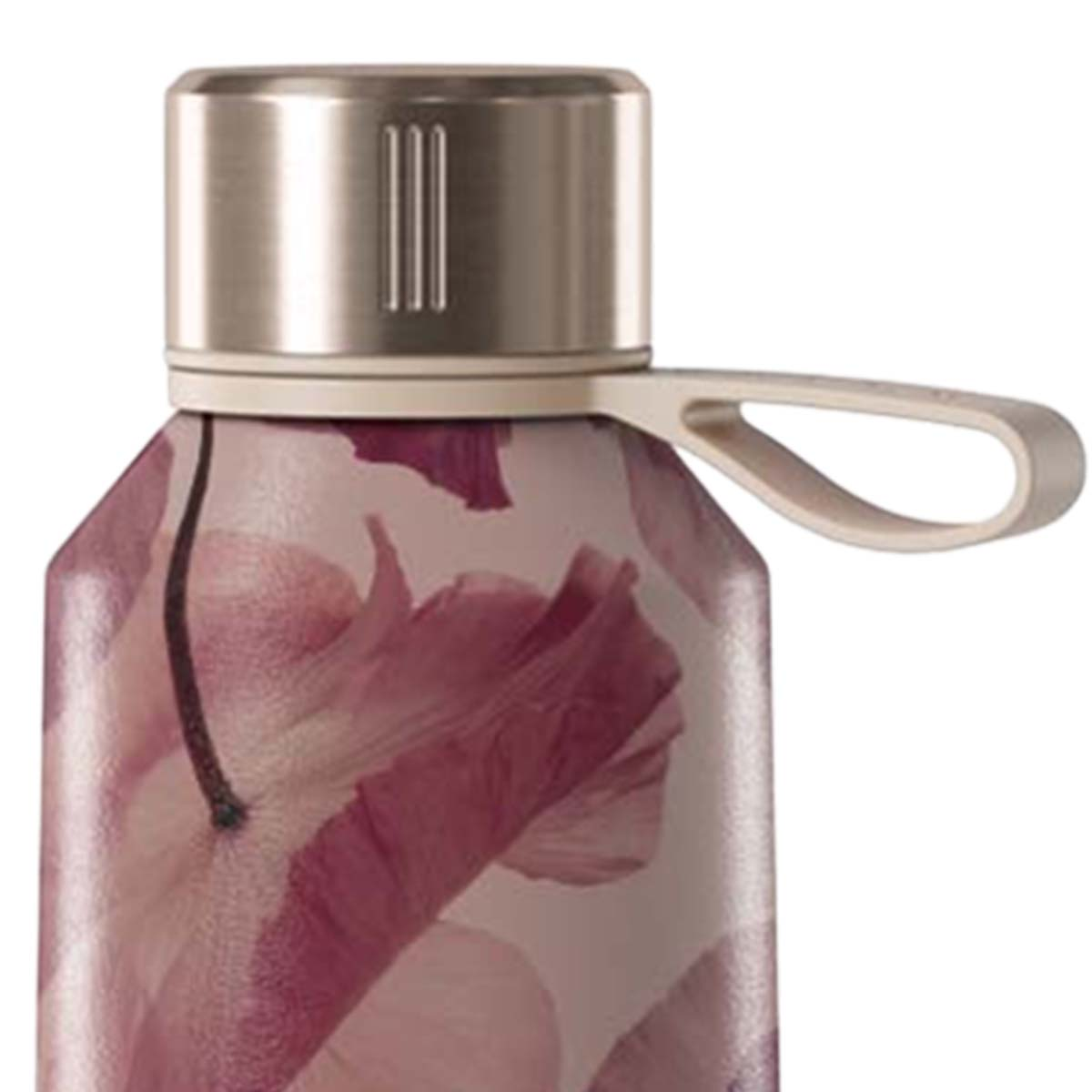 Una botella con estampado floral y tapa plateada.