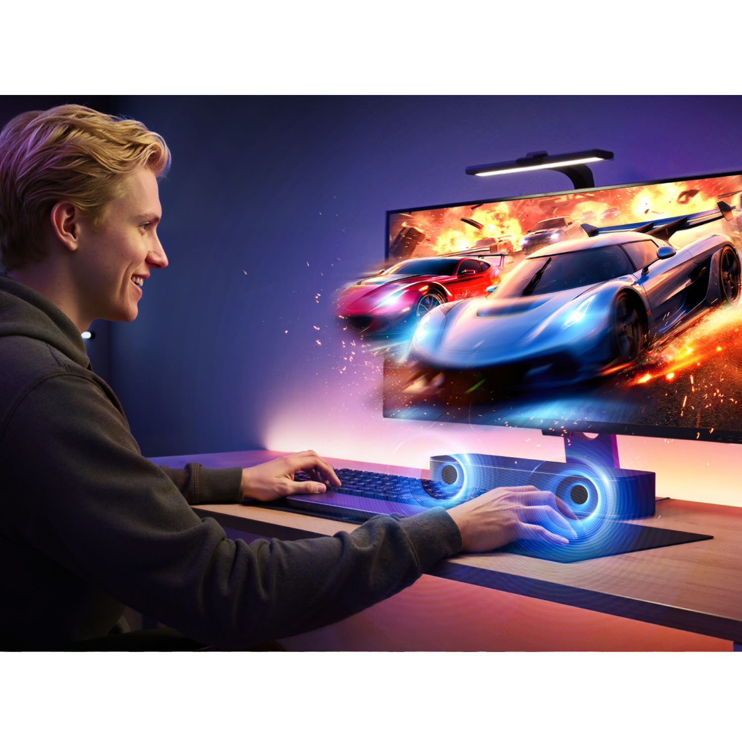 Ein Mann spielt ein Autorennen-Videospiel auf einem Computer mit leuchtenden Rennwagen.