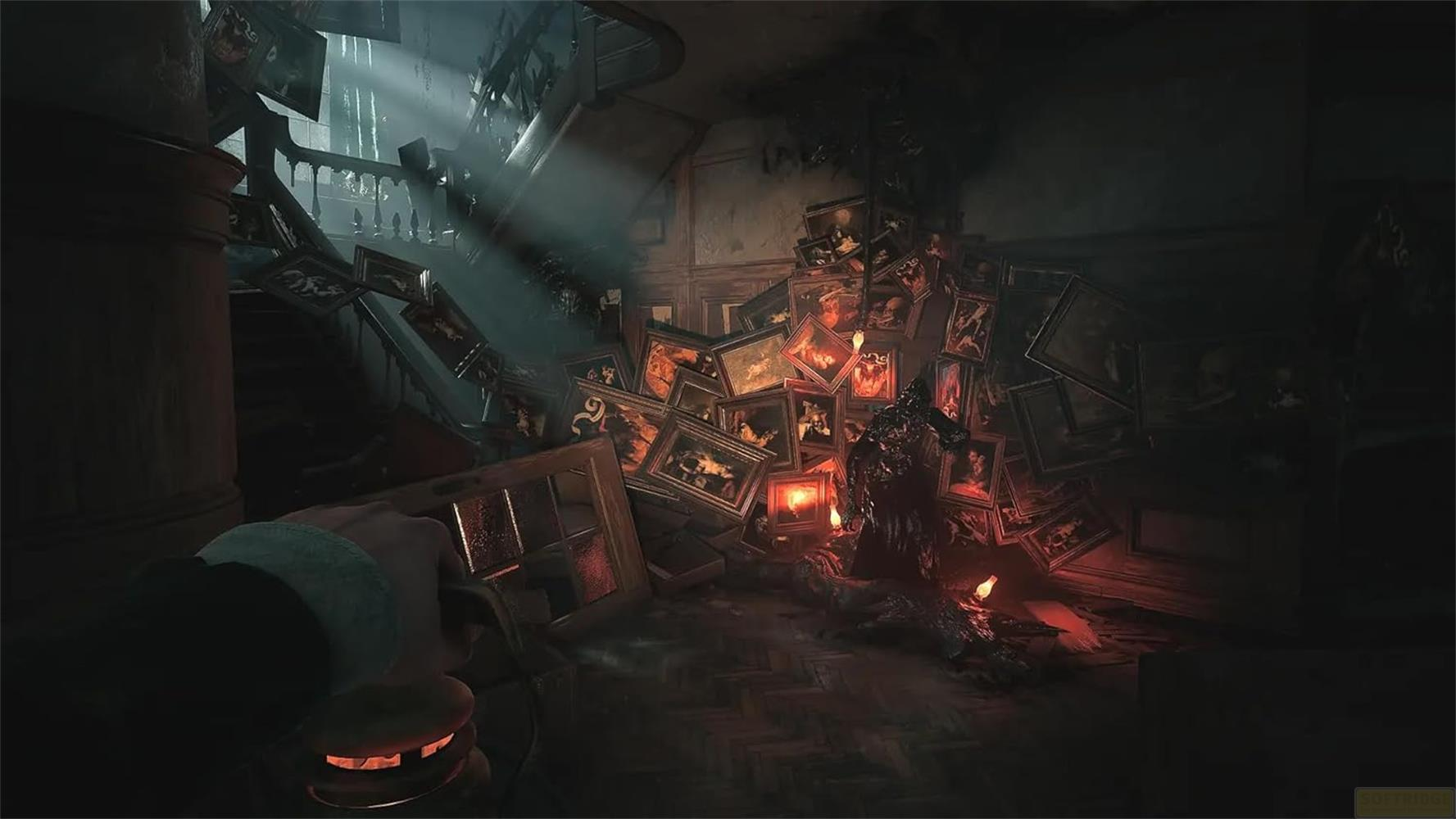 Mroczny korytarz z wieloma obrazami, potworną postacią i świecami.