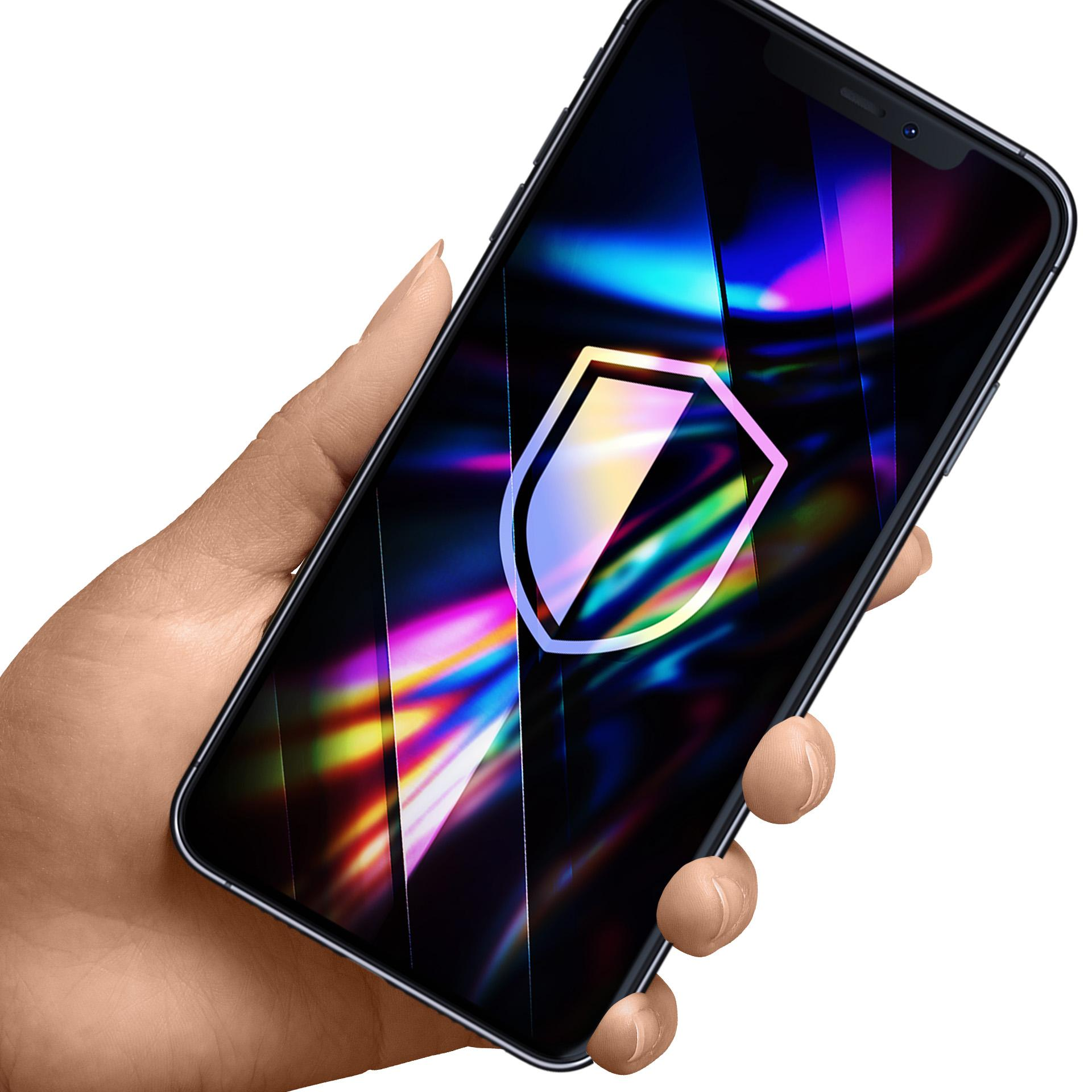 Dłoń trzymająca smartfon z stylizowaną ikoną tarczy i kolorowymi odbiciami.