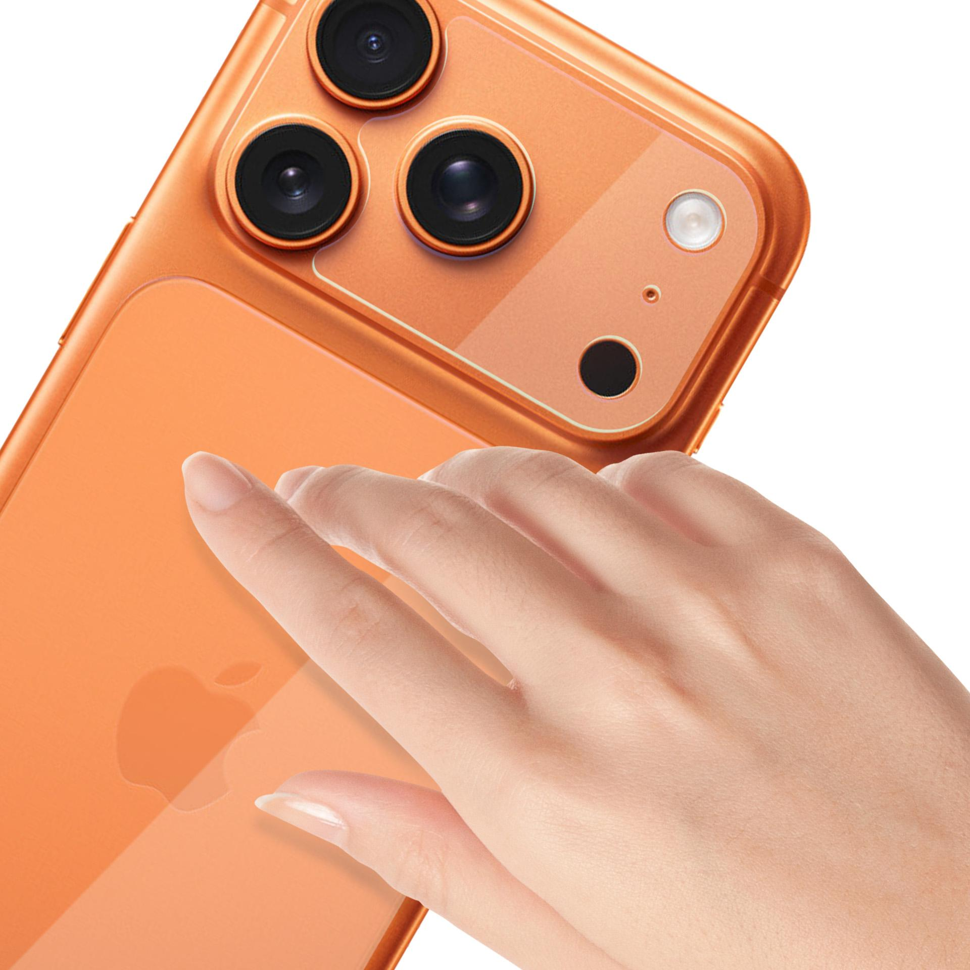 Pomarańczowy smartfon z potrójnym aparatem i lampą błyskową, dotykany przez rękę.