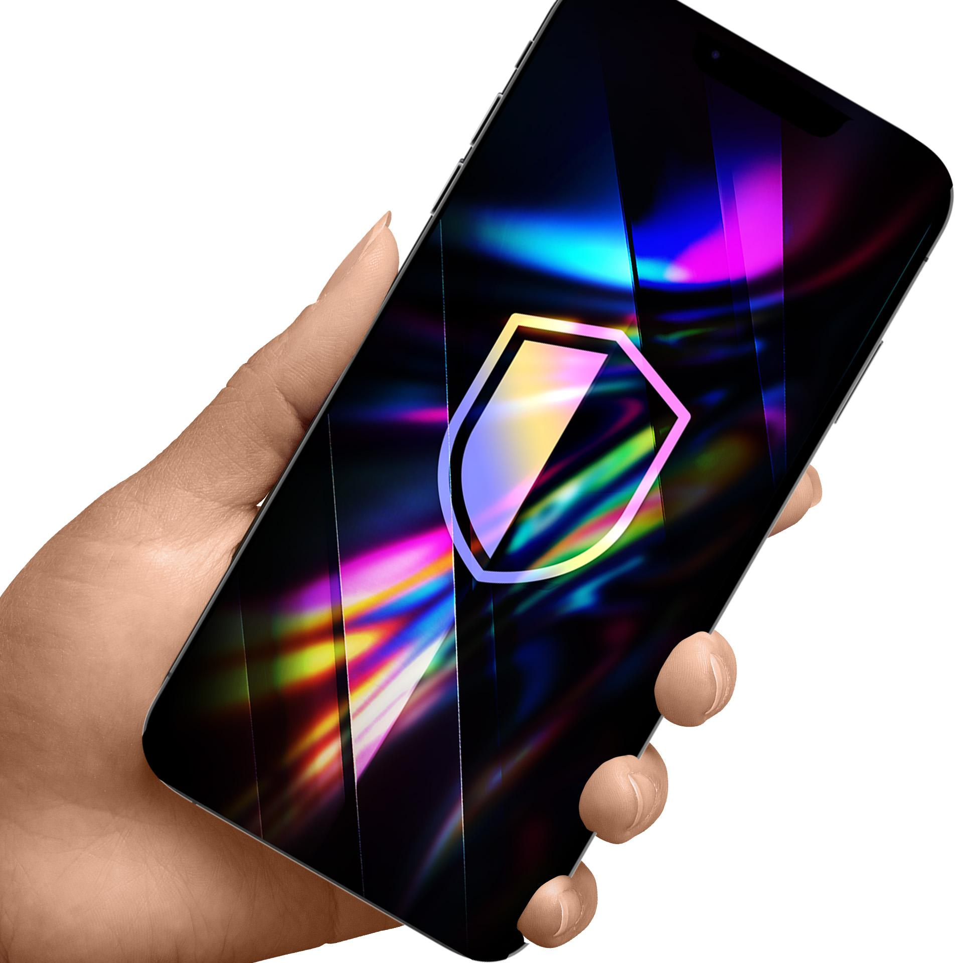 Una mano tiene uno smartphone con un'icona a scudo scintillante.