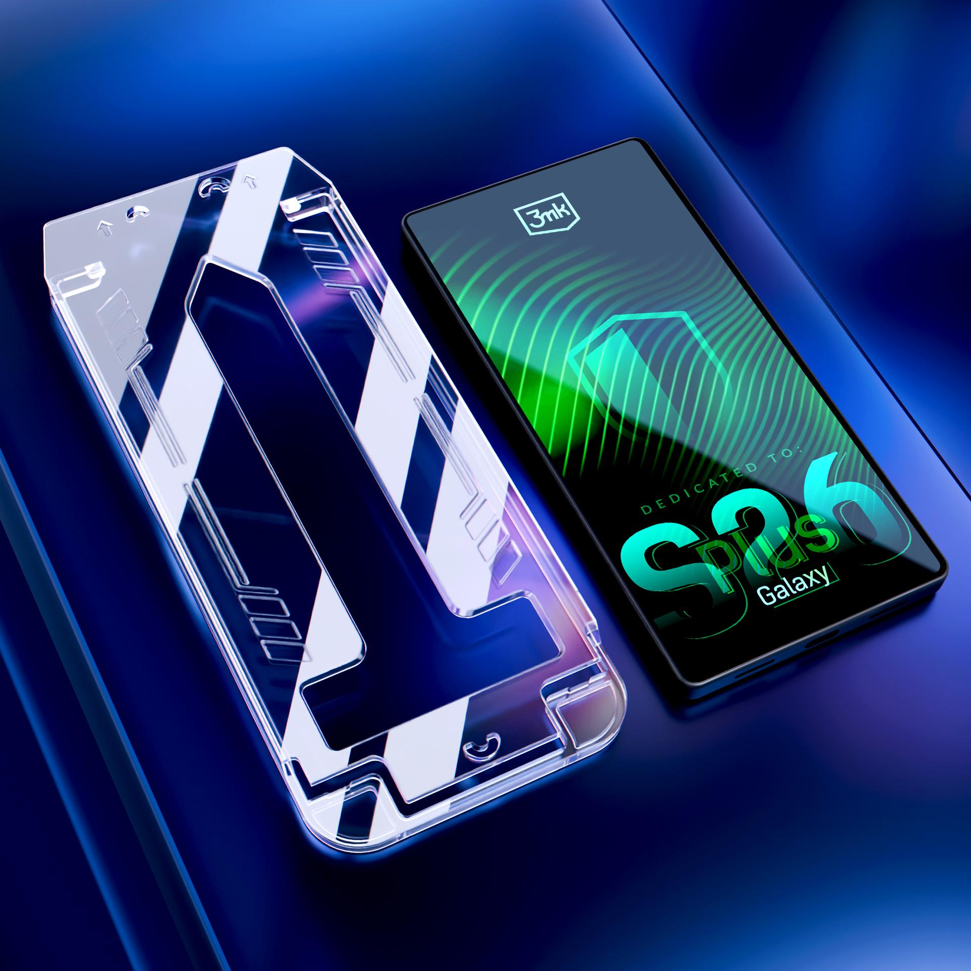 Przezroczyste etui na telefon obok smartfona z zielonym wzorem ekranu.