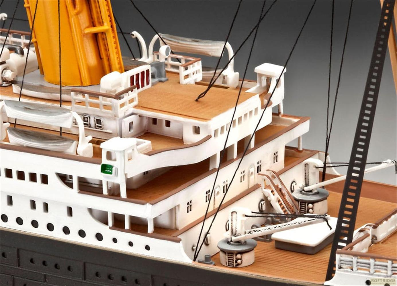 Detailmodell eines Schiffes mit Holzdecks, weißen Aufbauten und gelbem Schornstein.