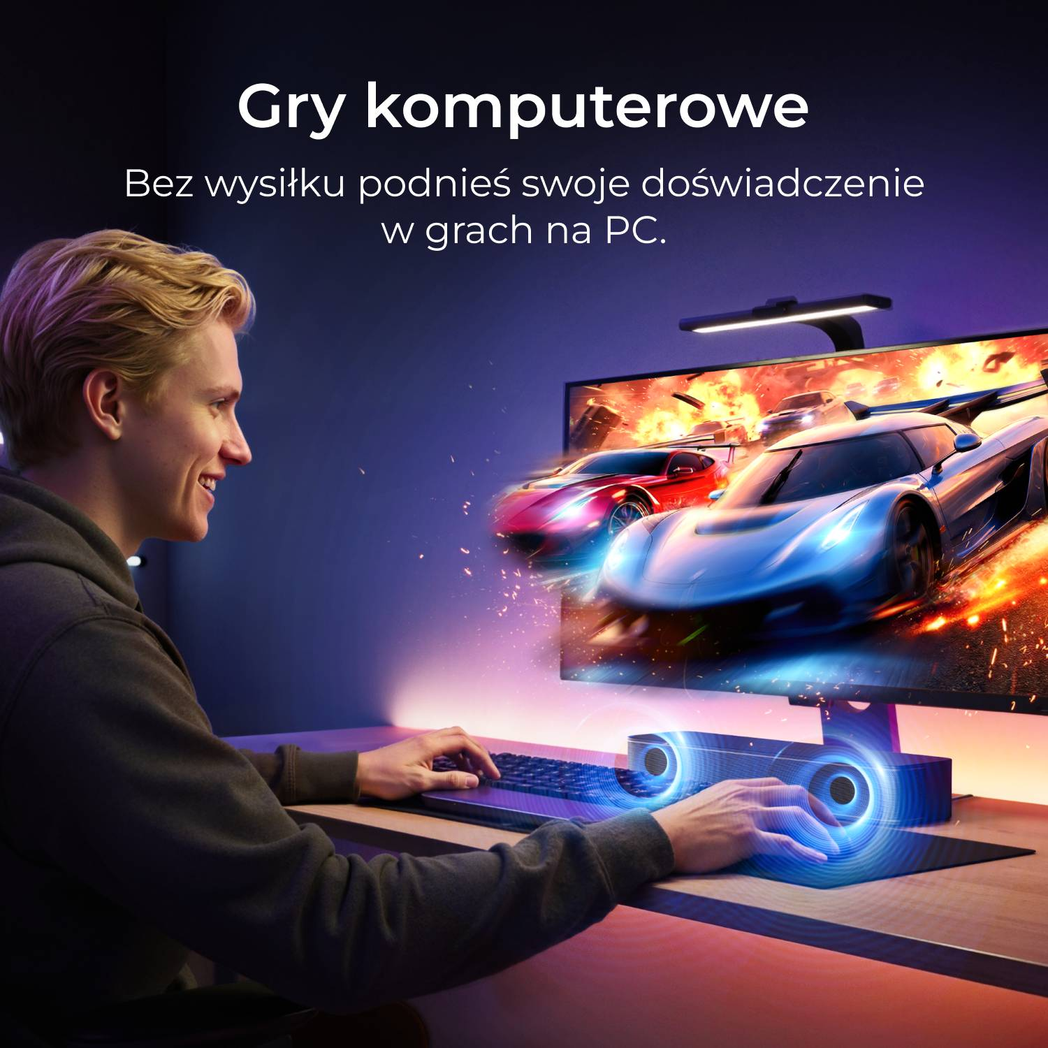 Mężczyzna gra w wyścigi na PC. Na ekranie widać samochody wyścigowe.