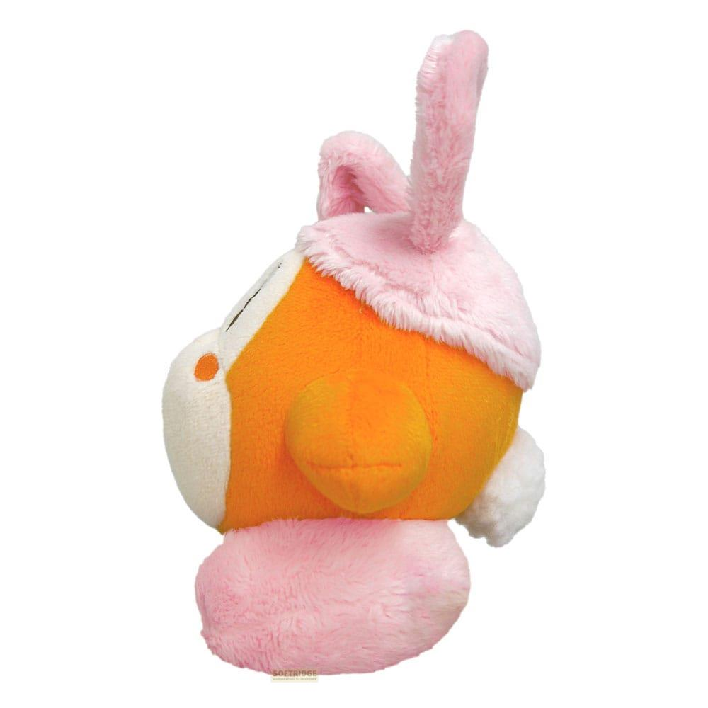 Un peluche naranja con orejas de conejo rosa y gorro sobre fondo blanco.